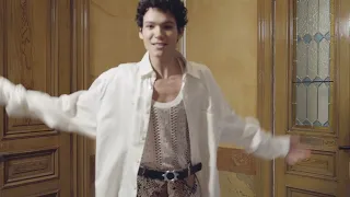 Watch Omar Rudberg sing and dance his way through 'mi casa, su casa'