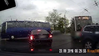 ДТП на перекрестке Бухарестской и Фучика.Severe car crash in Russia. Left turn against overspeeding.