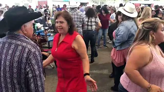 Miren como bailamos los zapateados aquí en la pulga de la capitol😂😂😂