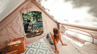 Şişme çadırla ormanın derinliklerinde kamp