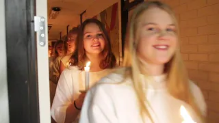 Sankta Lucia-optog kl. 06:00, hvor alle pigerne vækker drengene!