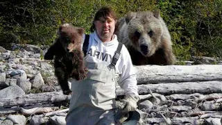 Мужчина, спасая медвежонка и представить не мог, как медведица отблагодарит его
