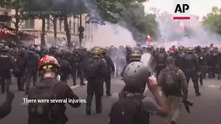 Protesters and police clash at virus pass demo
