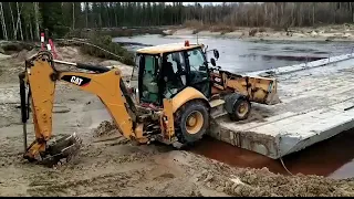 Погрузчик-Эксковатор Cat-432F забирается на плавучий понтон,Крайний север,Машинист на опыте!!