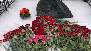 Букеты цветов на могиле Влада Листьева в день смерти _ 29 лет назад … Ваганьковское кладбище 2024