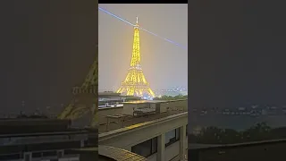 La Tour Eiffel frappe par la foudre orage du 1mai 2024 #orage #foudre #toureiffel #shorts