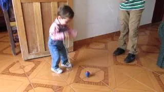 Niño haciendo bailar Trompo