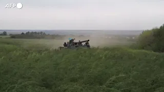 Ucraina, soldati in pima linea: sparano con l'artiglieria pesante 2S7 Pion