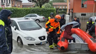 Maltempo a Milano, i vigili del fuoco soccorrono una donna incinta: trasportata a bordo di un g...