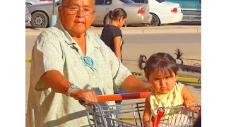 У супермаркета в индейской резервации НАВАХО в Аризоне Юте США