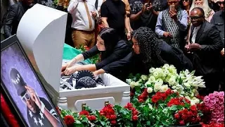 Во время похорон, две жены Пьера Нарцисса кидались на гроб певца