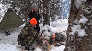 КЕМПИНГ С БРЕЗЕНТОМ ПОД СНЕГОМ ГЛУБОКО В ЛЕСУ. ГОТОВИМ ЛЮЛЯ КЕБАБ.