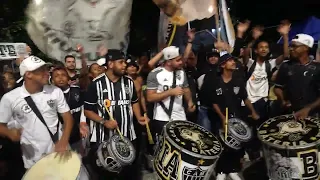 Torcida Atleticana Comemorando o Aniversário do Galo no Bairro de Lourdes.