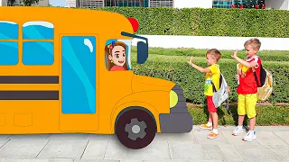 El pequeño conductor Niki juega con los coches y ayuda a sus amigos