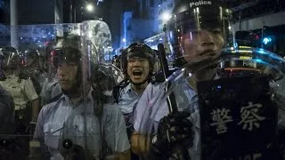 China: Beijing moves to bar Hong Kong rebel lawmakers