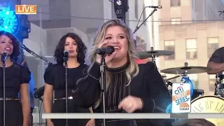 Kelly Clarkson - Walk Away live in Times Square