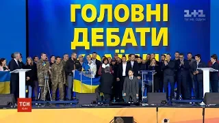 Зеленський та Порошенко стали на коліна перед рідними загиблих на війні бійців