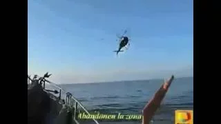 НЛО погружается в море.