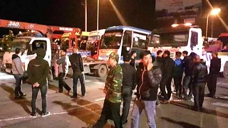 50 xe khách phản đối chuyển tuyến ở Hà Nội bị cẩu đi trong đêm - Tin tức trong ngày