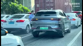 深圳比亚迪宋plus dmi电池又冒烟 Shenzhen BYD Song plus dmi battery is smoking again