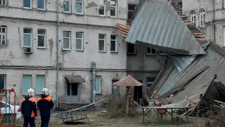 Ветер сорвал несколько крыш с домов и повалил заборы. Разрушительный ураган прошелся по Павлодару