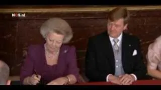 Beatrix tekent Akte van Abdicatie en treedt af