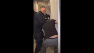 Politivold - politiet overfalder mand