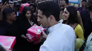 Kiara Advani & Sidharth Malhotra Distributed Sweets To Reporters In Mumbai