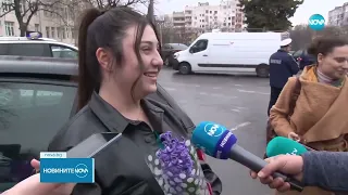 Цветя вместо акт: Пътните полицаи в Стара Загора с необичайна инициатива за дамите -Новините на NOVA