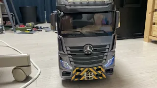 Tamiya 1/14 Rc Scale truck Benz Actros 4163 Slt 8x4 / Daylight and car tow hook installation