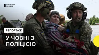 Порятунок людей із підтоплених багатоповерхівок Херсона – репортаж з човна поліції