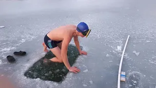 Заплыв подо льдом на 10 метров