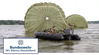 Notverfahren: Fallschirmspringer üben Landung im Wasser - Bundeswehr