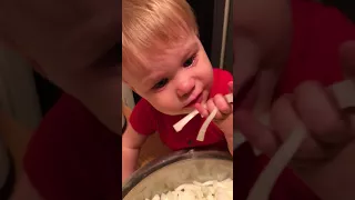 Ребёнок ест лук
