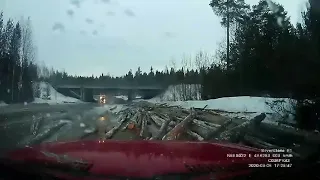 Под Кировом с лесовоза сорвались брёвна и едва не упали на легковой автомобиль.