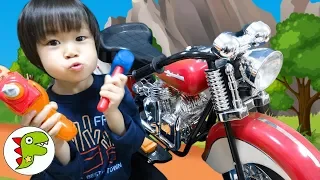 バイクに乗っておでかけするよ！途中で壊れちゃったからドライバーで直そう！トイキッズ