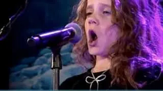 Amira Willighagen (9) zingt O Mio Babbino Caro voor de slachtoffers van de tyfoon Haiyan HD