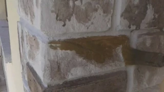Intonaco modellato per rivestimento pareti e altre superfici con effetto pietra