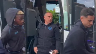 Il Napoli arriva in ritiro, giocatori scuri in volto: sentite cosa urlano i tifosi! 📢