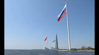 Имперский флаг, флаг СССР и триколор.  Россия сосредотачивается