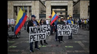 MARCHA URIBISTA EN CONTRA DE LAS REFORMAS DEL GOBIERNO DE PETRO. SE BUSCAN "ARGUMENTOS" SIN INSULTOS