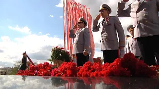 Накануне празднования Дня Победы представители МВД России возложили венки и цветы к мемориалам