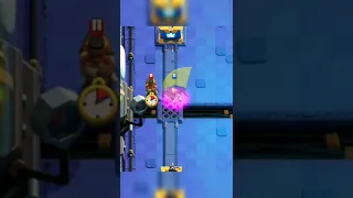 rainha arqueira destruindo domadora no Clash royale