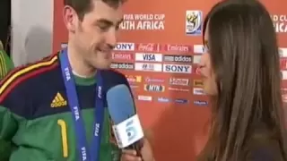 Iker Casillas kisses interviewer girlfriend live on TV