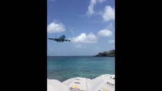 Super low landing in St. Maarten..insane!!!