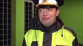 Переоделся в полицейского пьяный мужик )