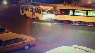 В Днепре возле вокзала автобус с пассажирами врезался в трамвай: появилось видео