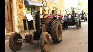 Défilé d'anciens tracteurs et des chevaux à la fête du vin à Taradeau dans le Var