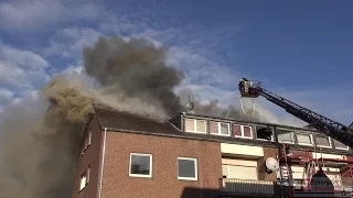 [DACHSTUHLBRAND IN GREVENBROICH] - Großeinsatz | Starke Rauchentwicklung | Brandbekämpfung -