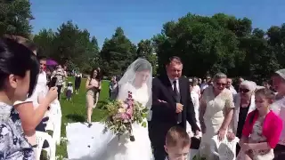 1-ая свадьба в семье Кирнев. Отец ведет дочку под венец и отдает жениху